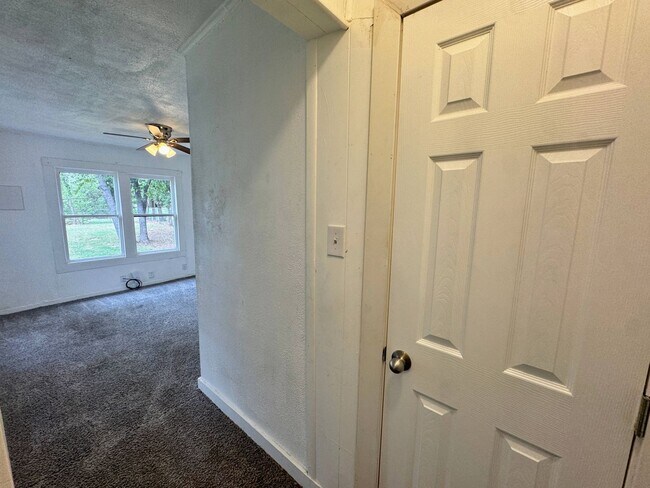 Building Photo - 3 Bed 2 Bath Home With Tons Of Natural Light