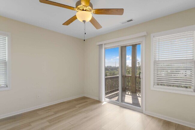 Building Photo - Coastal Comfort Awaits: Spacious 3-Bed, 3-Bath Townhouse in Surf City!
