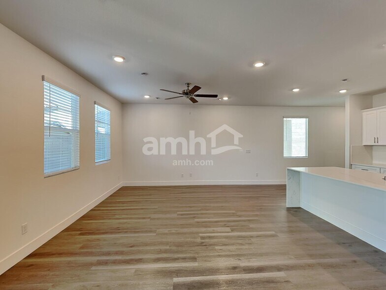 Building Photo - 5832 Vaes Dothrak St