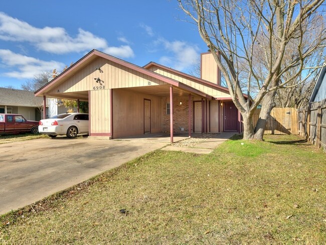 Building Photo - Updated duplex near Downtown Austin