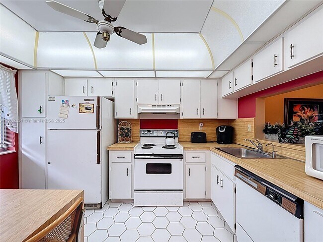 Building Photo - 3501 Inverrary Dr