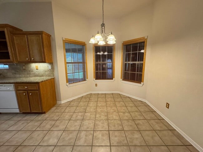 Building Photo - 2705 Jasmine Ln