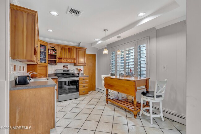 Building Photo - 370 E Main St