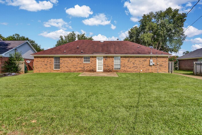 Building Photo - 108 Peach Tree Ln