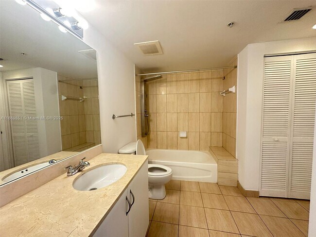 Building Photo - 1750 N Bayshore Dr