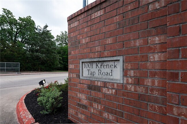 Building Photo - 1001 Krenek Tap Rd
