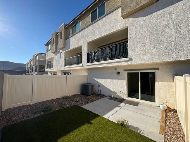 Building Photo - Beautiful 3Bed/3Bath Townhome located in Enterprise/Southern Highlands–Southwest Henderson border...