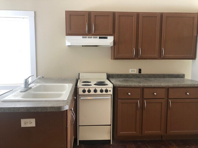 Building Photo - Cute 2 Bedroom in Wonder Lake! Large Fenced Yard!