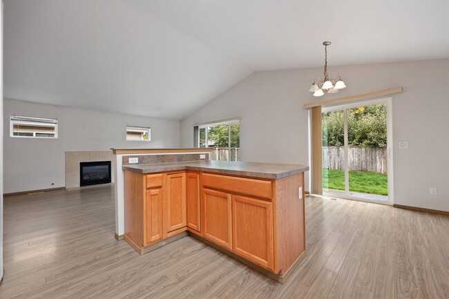 Building Photo - Move in ready! 3 bedroom rambler - Great l...