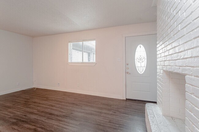 Building Photo - 1602 Parker Ln