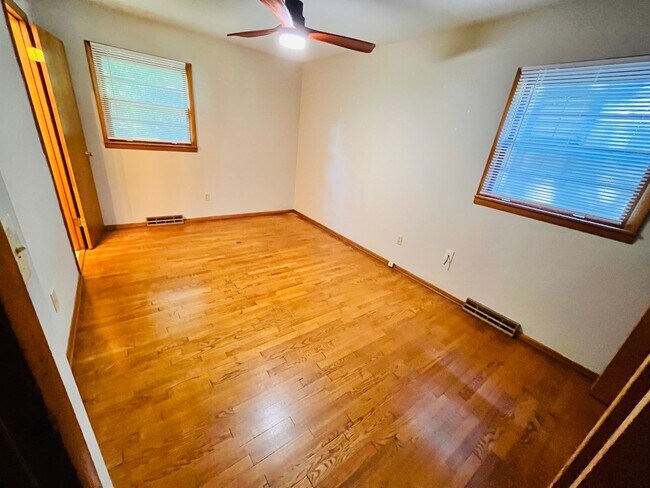 Building Photo - Single Family Home - 3 bedrooms and 1.5 bathrooms in Phelps Grove neighborhood. Ready for move-in...