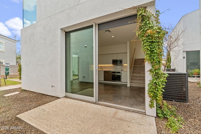 Building Photo - 1337 E Polk St