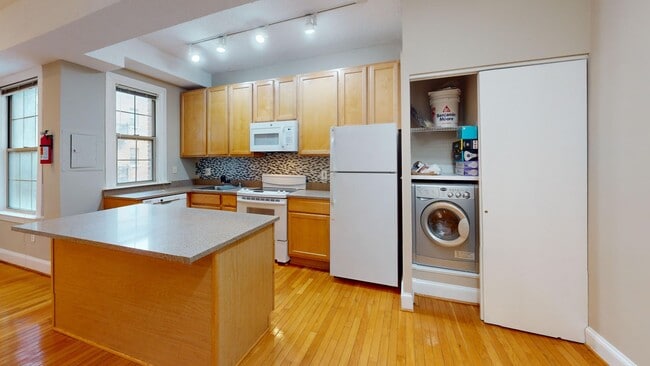 Building Photo - Columbia Heights Two Bedroom Apartment W/Private Balcony!