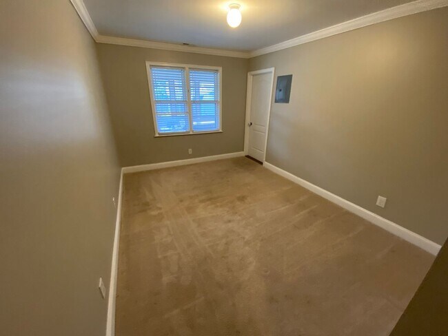 Building Photo - Amazing Brick 3 bedroom 2 bathroom rental ...