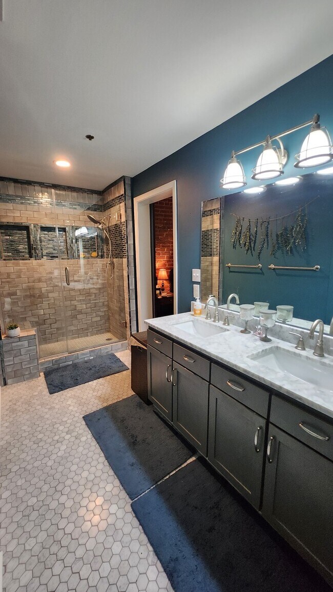 Building Photo - Fully furnished all utilities included!!!