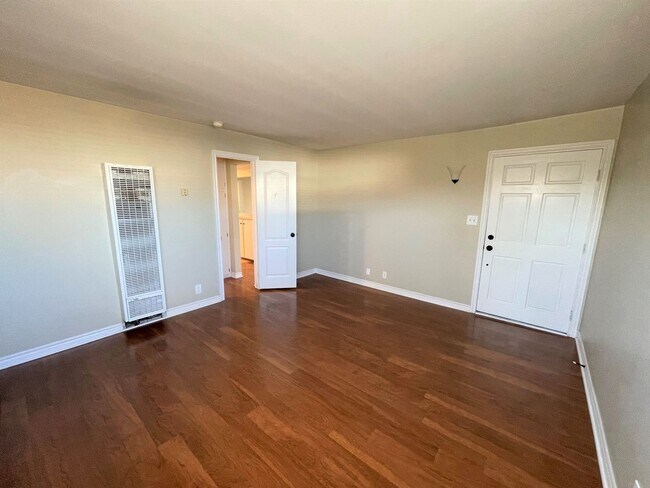 Building Photo - Pierpont Beach Duplex