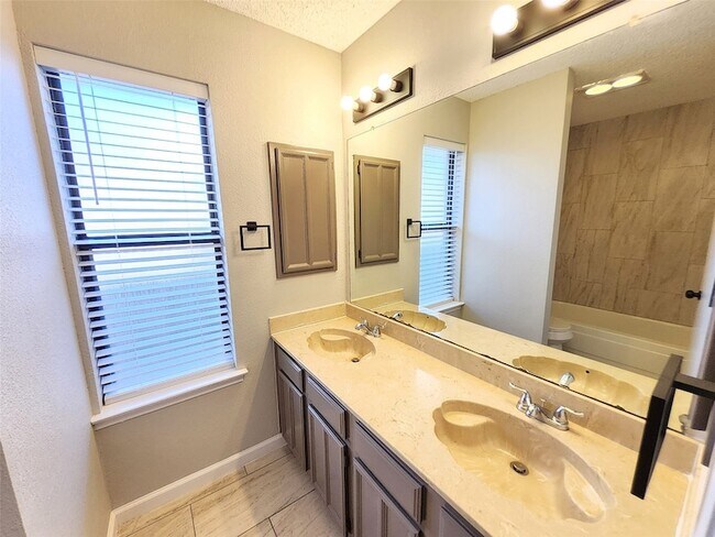Building Photo - 2641 Berkshire Ln