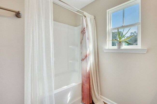 Building Photo - AVAILABLE MID-APRIL 2026! (Pet Friendly)