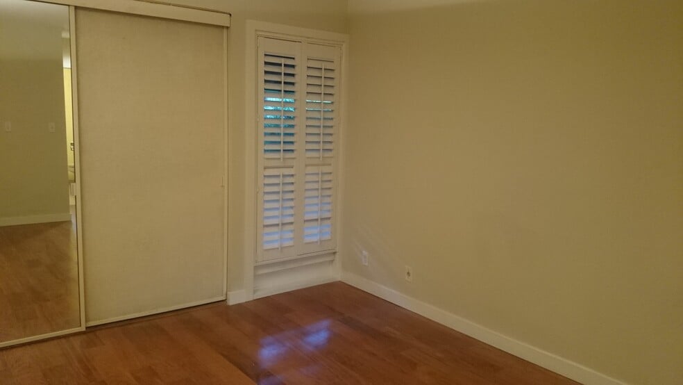 Building Photo - 860 100th Ave NE