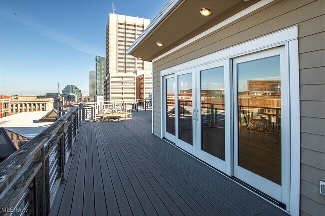 Building Photo - 425 W Lakeside Ave