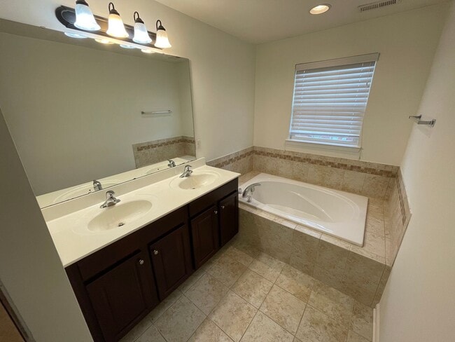 Building Photo - Large 3 BR Townhome in Park South Station ...
