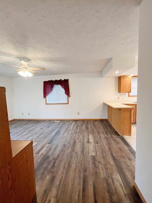 Building Photo - Well-Maintained 2 Bedroom!