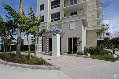Building Photo - 805 N Olive Ave