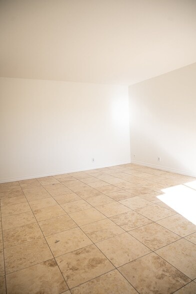 Building Photo - 442 B St
