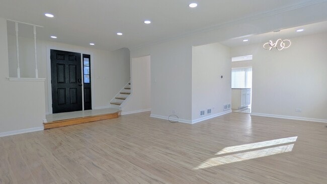 Building Photo - 650 Shining Water Dr