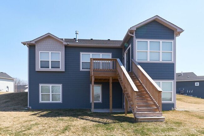 Building Photo - Like New 2 Bedroom 2 Bath in Beautiful Wat...