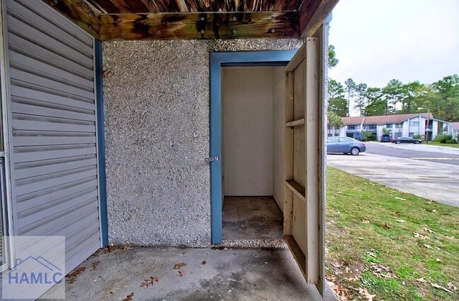 Building Photo - 910 Brett Dr