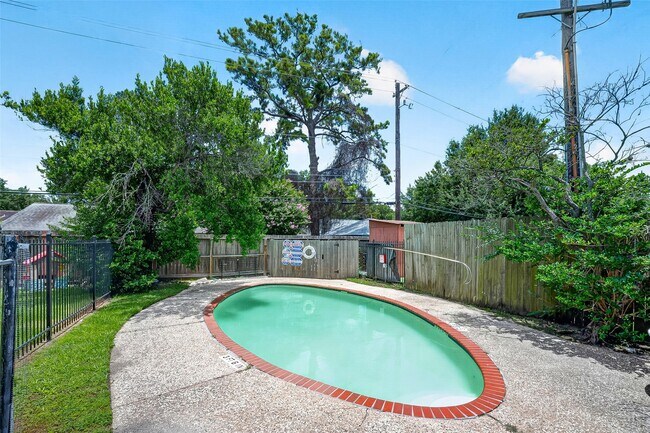 Building Photo - 1220 Shadowdale Dr