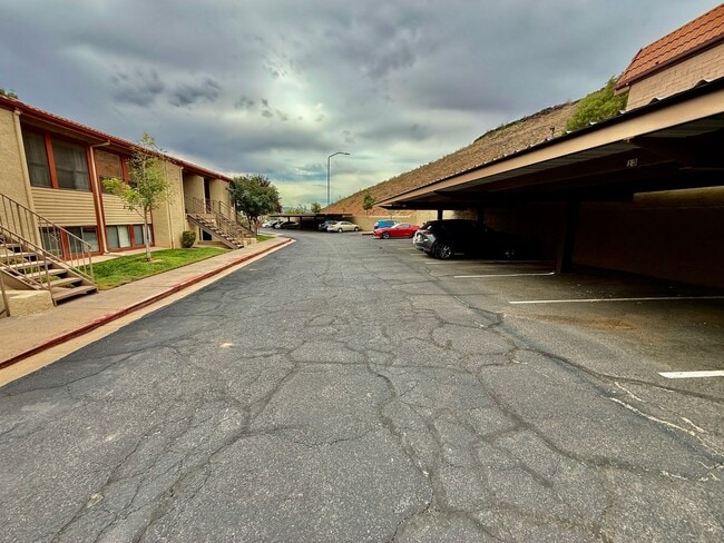 Building Photo - One Bedroom, TWO Bath apartment in Downtow...