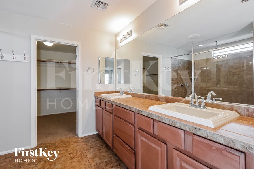 Building Photo - 10463 S Cutting Horse Dr