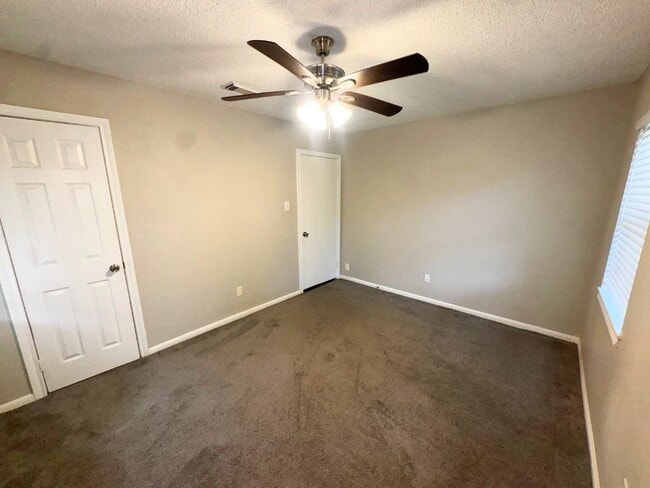 Building Photo - 723 Cherry Valley Dr