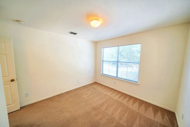 Building Photo - Lovely Home in Gated Universal City Neighb...