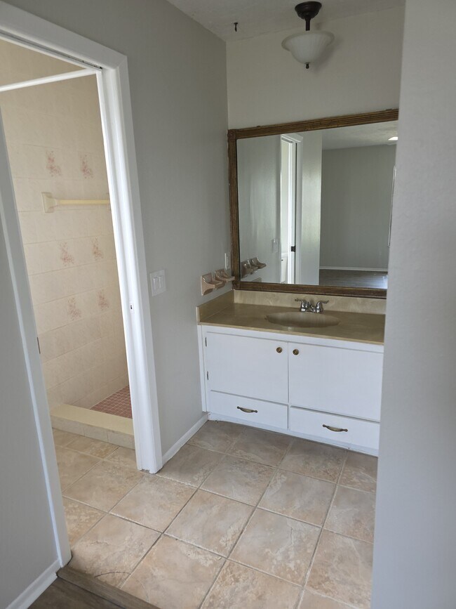 Building Photo - 1104 Beatrice St