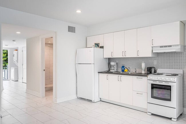 Building Photo - Beachfront Bloo's -2 Units-Ocean View Balc...