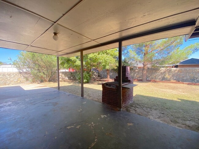 Building Photo - West El Paso 4 bed/2 Bath refrig A/C Home!