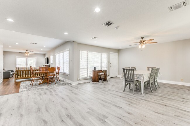 Building Photo - 3 Bedroom/2 Bath Los Angeles Heights Subdi...