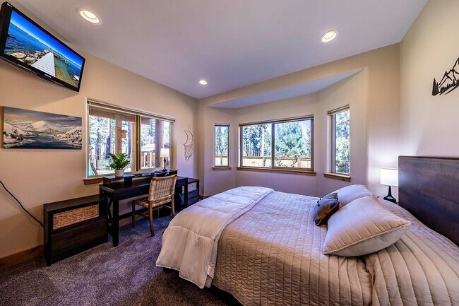 Building Photo - Large Mountain Luxury Home