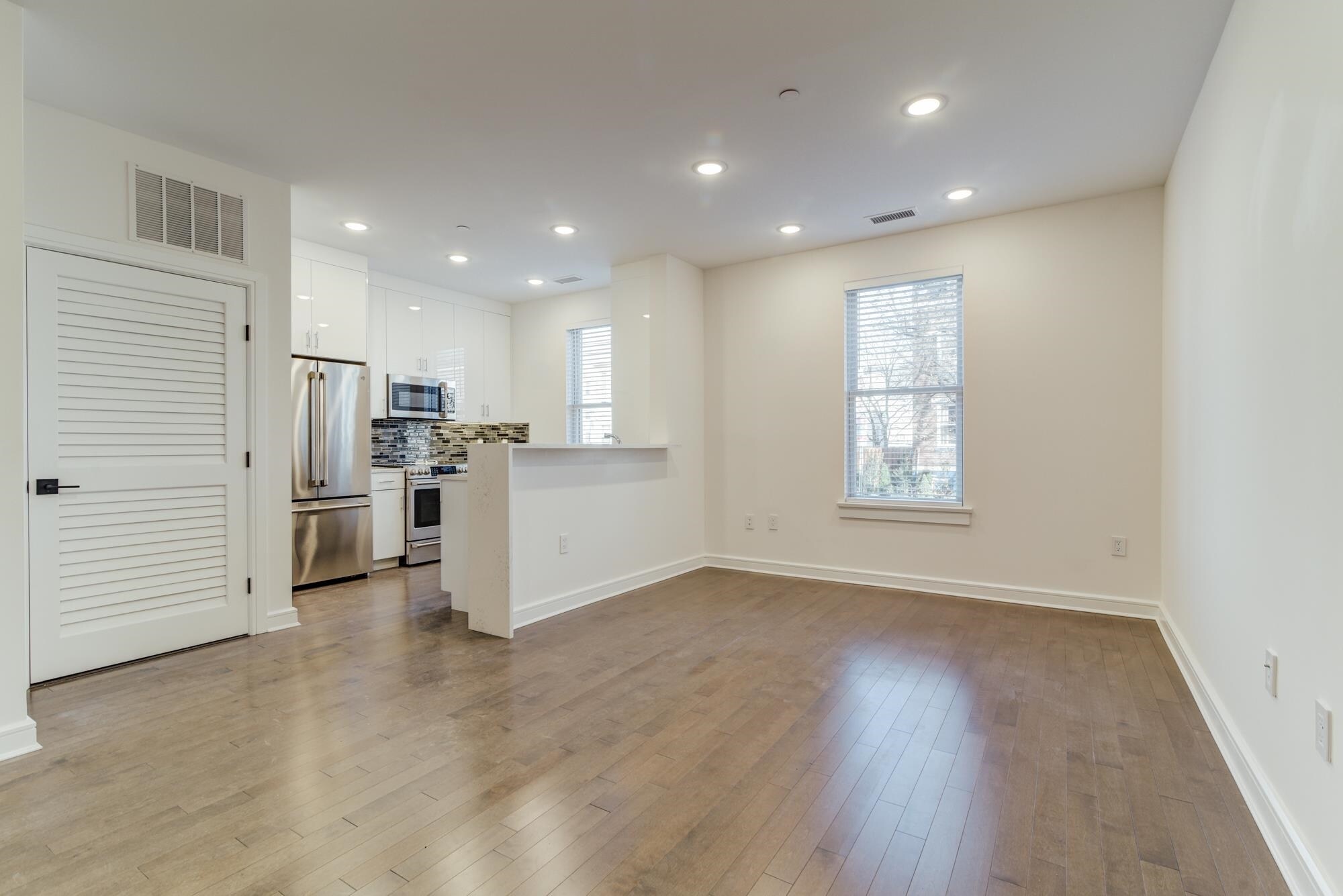 Building Photo - 974 Summit Ave