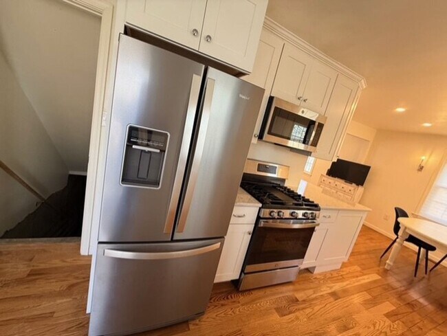 Building Photo - House on Centre Lane!