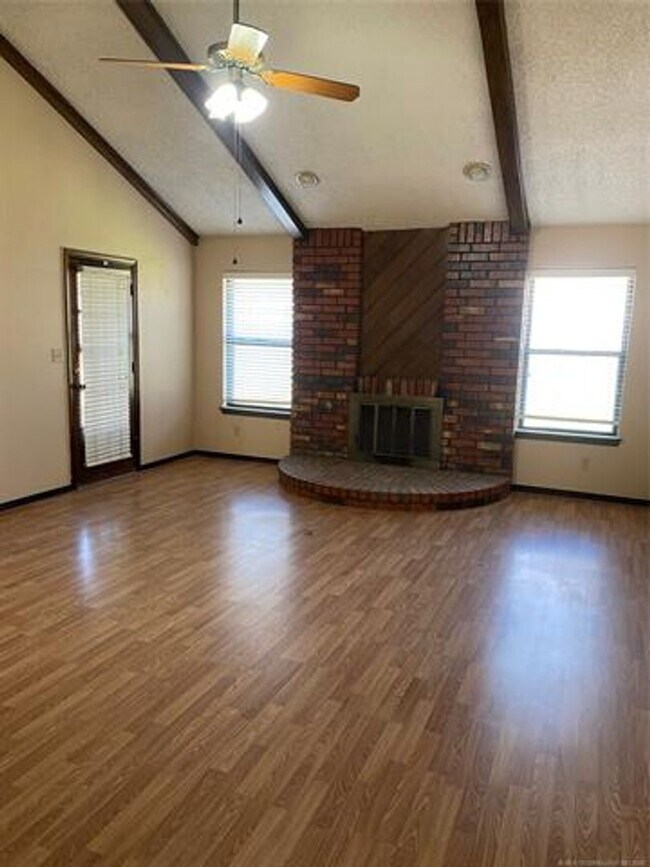 Building Photo - Spacious one-story with 4 bedrooms.