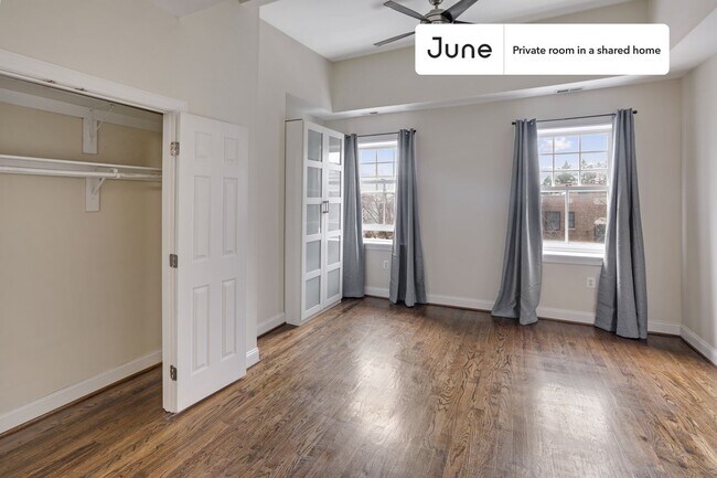 Building Photo - Private bedroom in 3 bed/2.5 bath Home