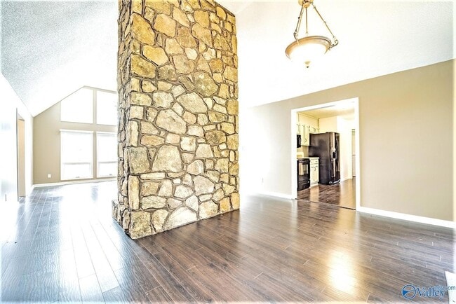 Building Photo - 710 Crestview Dr