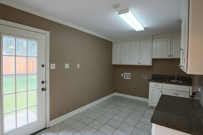 Building Photo - 1202 River Bend Dr