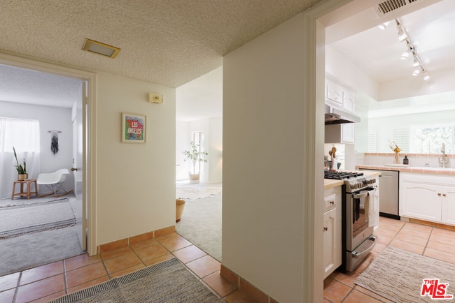 Building Photo - 6760 Hillpark Dr