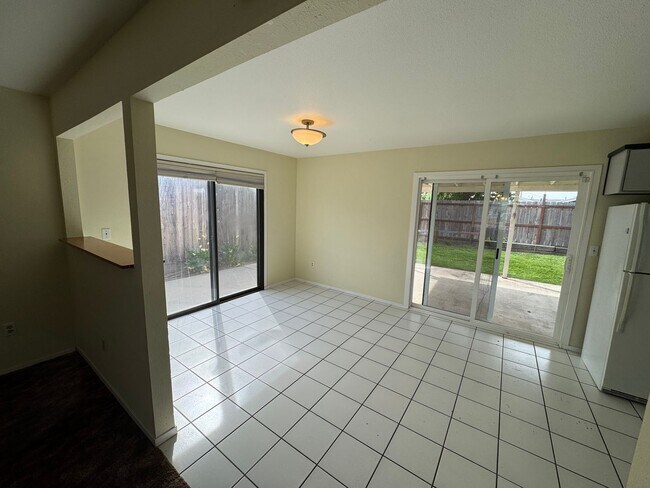 Building Photo - 566 Meadow Ln