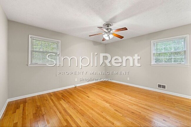 Building Photo - Renovated 3 Bed/ 2 Bath - 1st month free w...